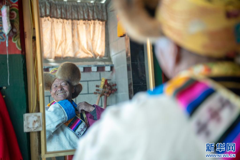 3月16日,克松社区居民格桑多吉在家准备参加春耕仪式.