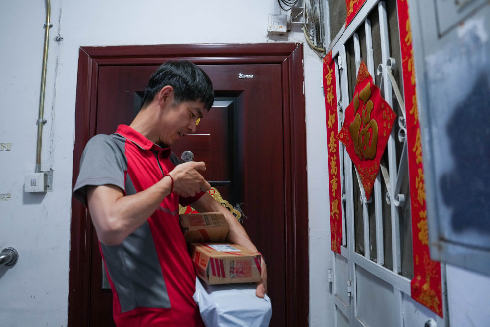 6月24日，栾玉帅在北京市海淀区一小区派送快递。