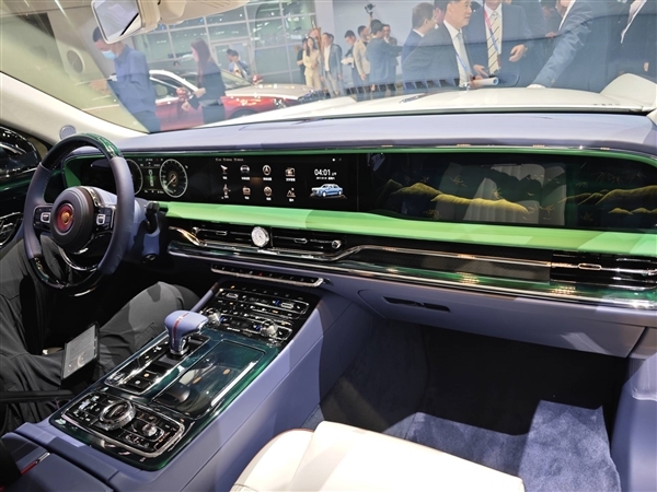 红旗金葵花品牌发布:国雅、国礼、国耀三车齐亮相