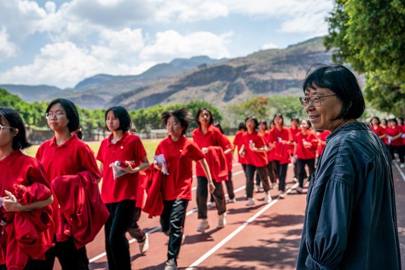 △2024年6月7日，高考第一天，云南丽江华坪女高校长张桂梅组织走出考场的学生准备返回学校。