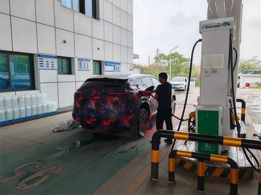 阿维塔进了加油站_凤凰网汽车_凤凰网