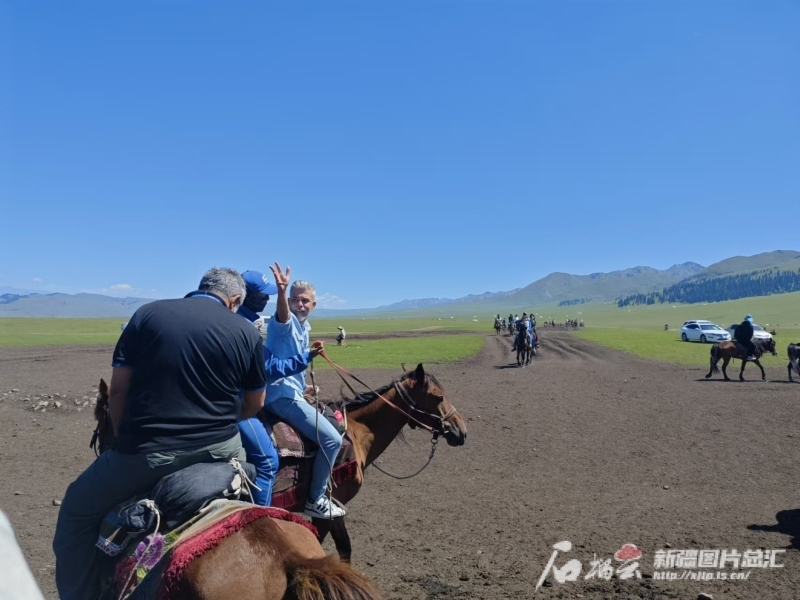 土耳其媒体人士在那拉提旅游风景区体验骑马。石榴云/新疆日报记者 宋海波摄