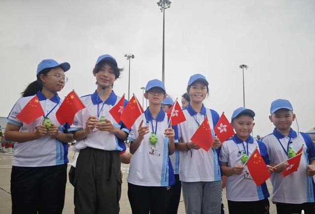 小四学生尤沁翘（右二）形色眼镜妹 探花，全红蝉的“水奢华失术”至极历害。 （点新闻记者王俊杰摄）