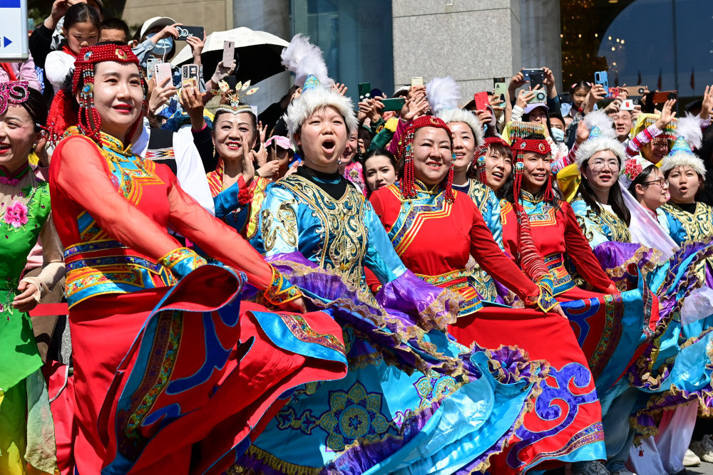 ↑这是4月30日在新疆乌鲁木齐市举行的巡游活动上拍摄的舞蹈表演。