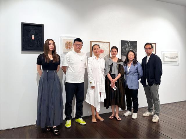 ▲ 展览开幕现场,艺术家沈采、“中国当代水墨年鉴”出品人张宗喜、现场嘉宾合影