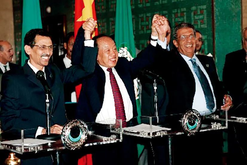 2004年9月14日,在阿拉伯联盟(阿盟)设在埃及开罗的总部,中国外交部长李肇星(前中)、阿盟秘书长穆萨(前右)和毛里塔尼亚外长穆罕默德·贝拉勒(前左)在签署《中国—阿拉伯国家合作论坛宣言》和《中国—阿拉伯国家合作论坛行动计划》后举行联合新闻发布会。当天,“中国—阿拉伯国家合作论坛”首届部长级会议在阿拉伯联盟(阿盟)设在埃及开罗的总部召开。图/新华