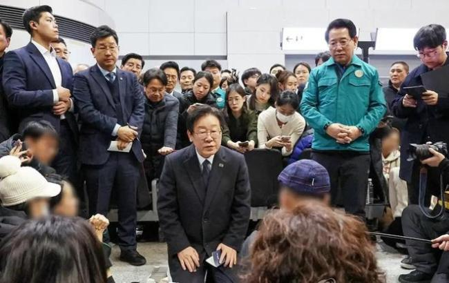 ◆最大在野党共同民主党党首李在明赶到务安机场,慰问遇难者家属。