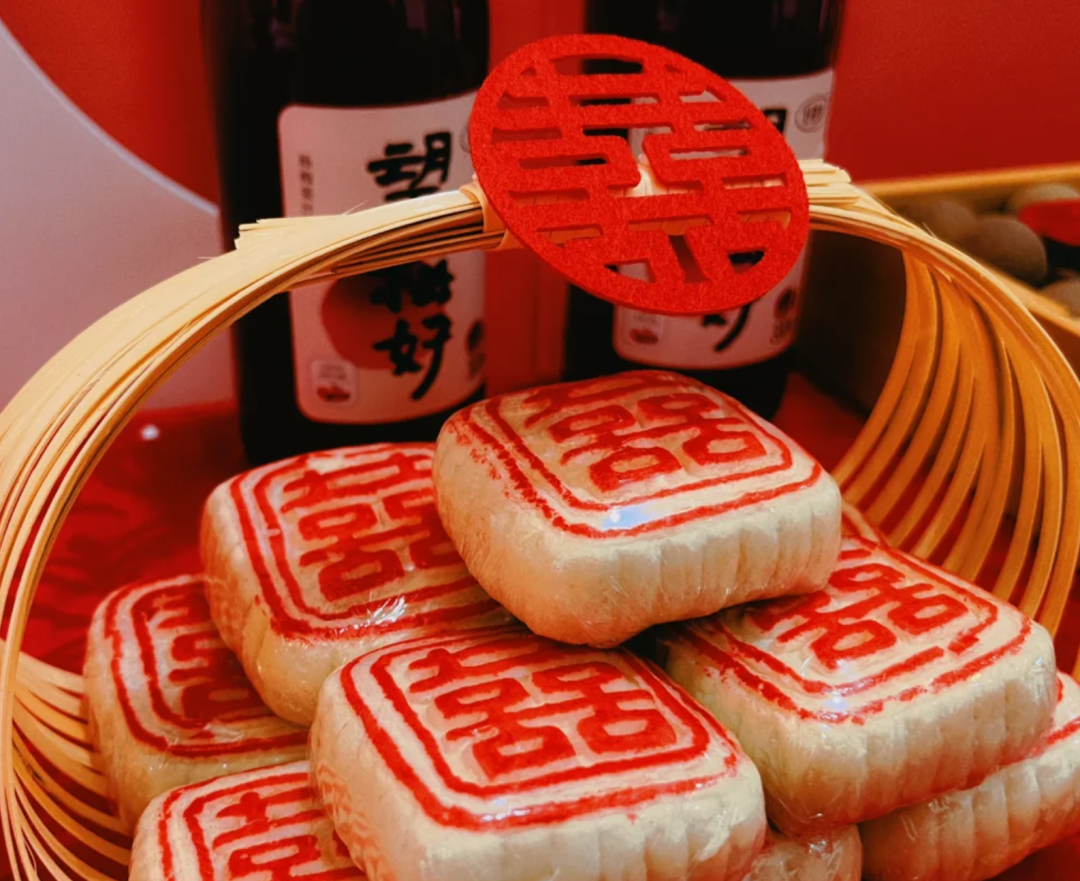 图 | 胡图只准备了答谢宴,在答谢宴上赠喜饼感谢亲友祝福