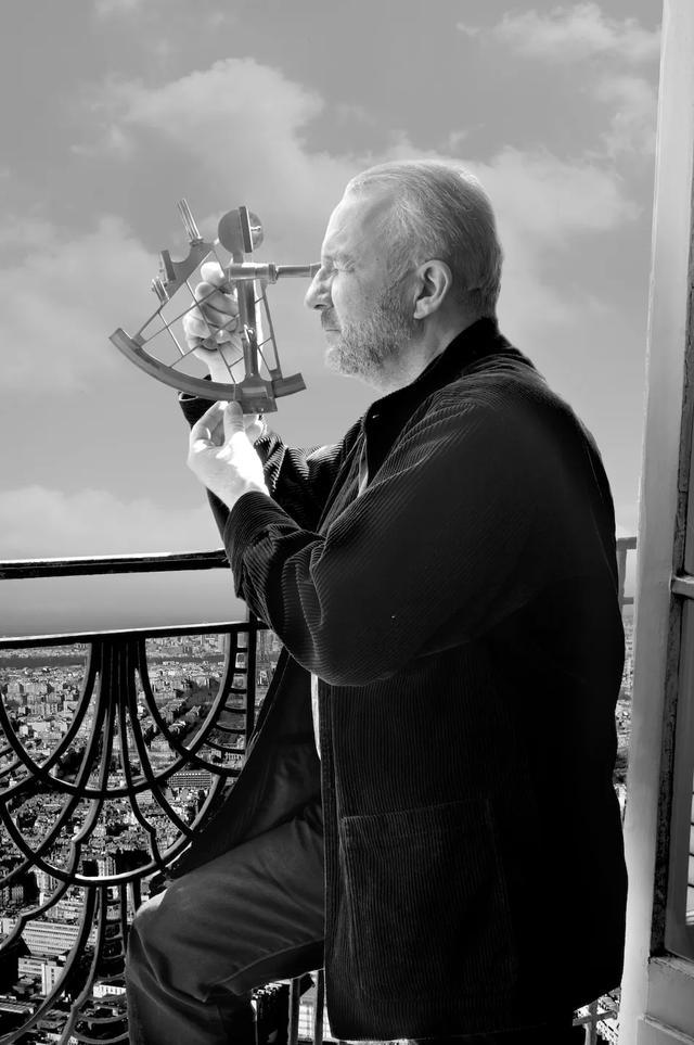 ▲ 让·弗朗索瓦·赫奇耶 (Jean-François Rauzier) ,艺术家肖像 ©️ Jean-François Rauzier