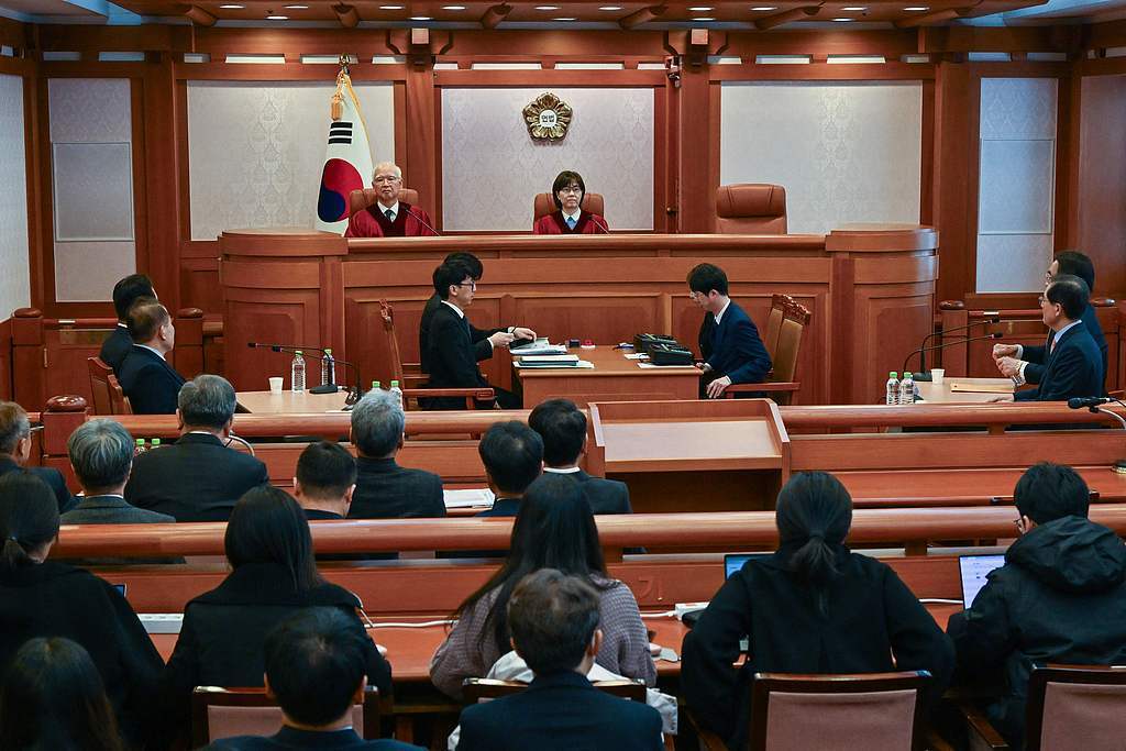 当地时间2024年12月27日，韩国首尔，韩国宪法法院就总统尹锡悦弹劾案举行了“预备庭”听证会。视觉中国 图