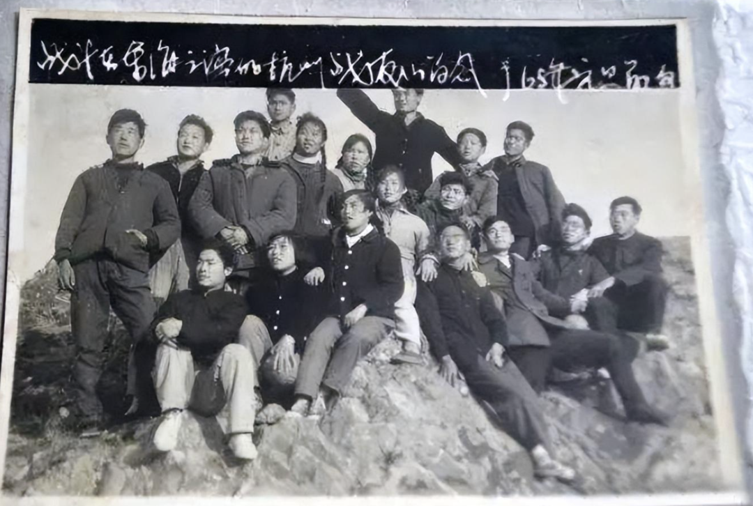 ▲在舟山农场时的知青岁月。后排举手者为宗庆后