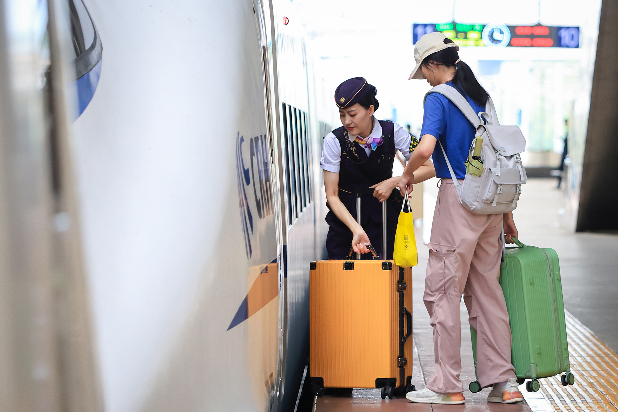 2024年8月31日，旅客在南京火车站乘车出行。