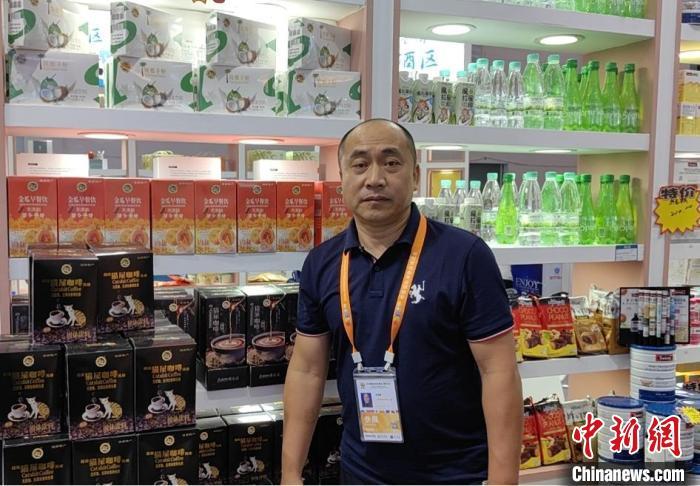 图为颜氏咖啡品牌负责人迟玉国展示介绍公司研发的猫屎咖啡。(迟玉国供图)
