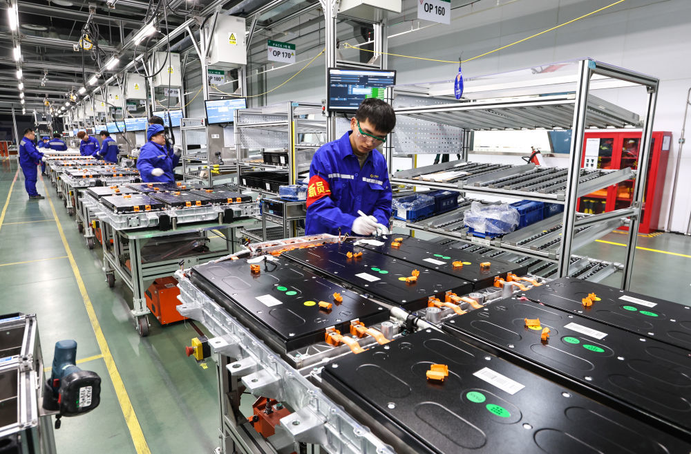 在上汽时代动力电池系统有限公司车间，工人在安装新能源汽车动力电池系统（2023年2月16日摄）。新华社记者 杨磊 摄