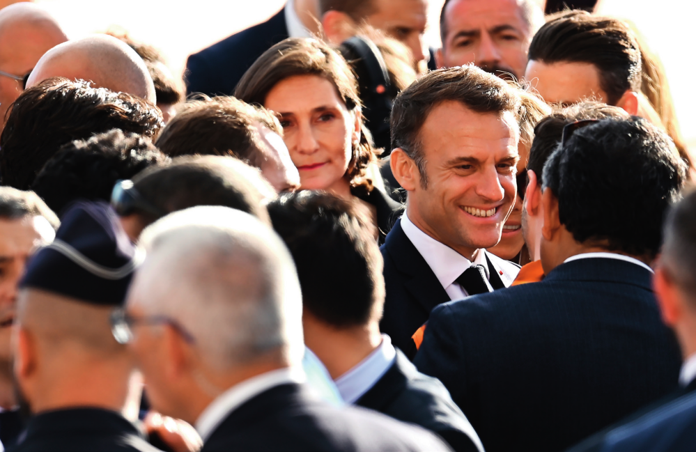 法国总统马克龙出席巴黎奥运会火种宽宥典礼（2024 年 5 月 8 日摄）朱利安 · 马蒂亚摄 / 本刊