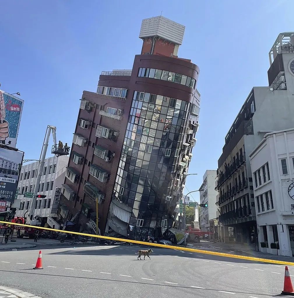 花莲县一座因地震倾斜的建筑物被封锁,禁止靠近。图/视觉中国