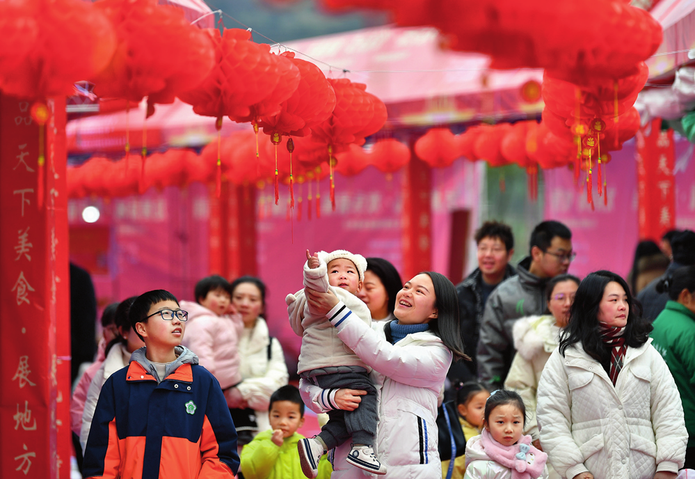 在四川省广安市前锋区迎新春展销活动上,人们在逛年货展(2024 年 1 月 23 日摄) 张启富摄 / 本刊