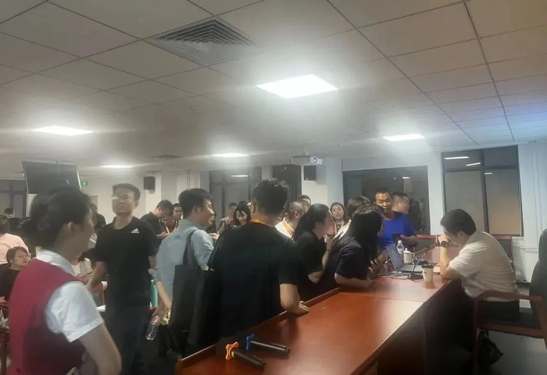下课后，学生围着廉思讨论问题