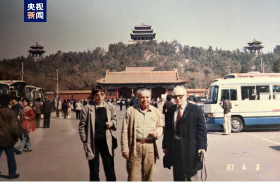 △上世纪80年代北京街头（图中右一为孔凡）