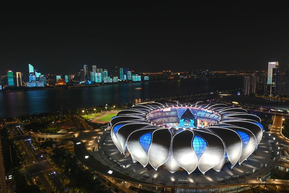 钱塘江两岸夜景，右侧为杭州奥体中心体育场（2023年9月9日摄）。新华社记者 黄宗治 摄
