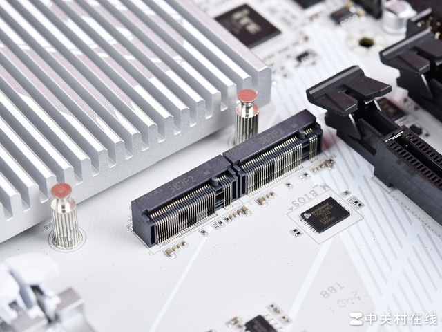 轻松超频锐龙7 8700G 技嘉B650E冰雕X主板评测