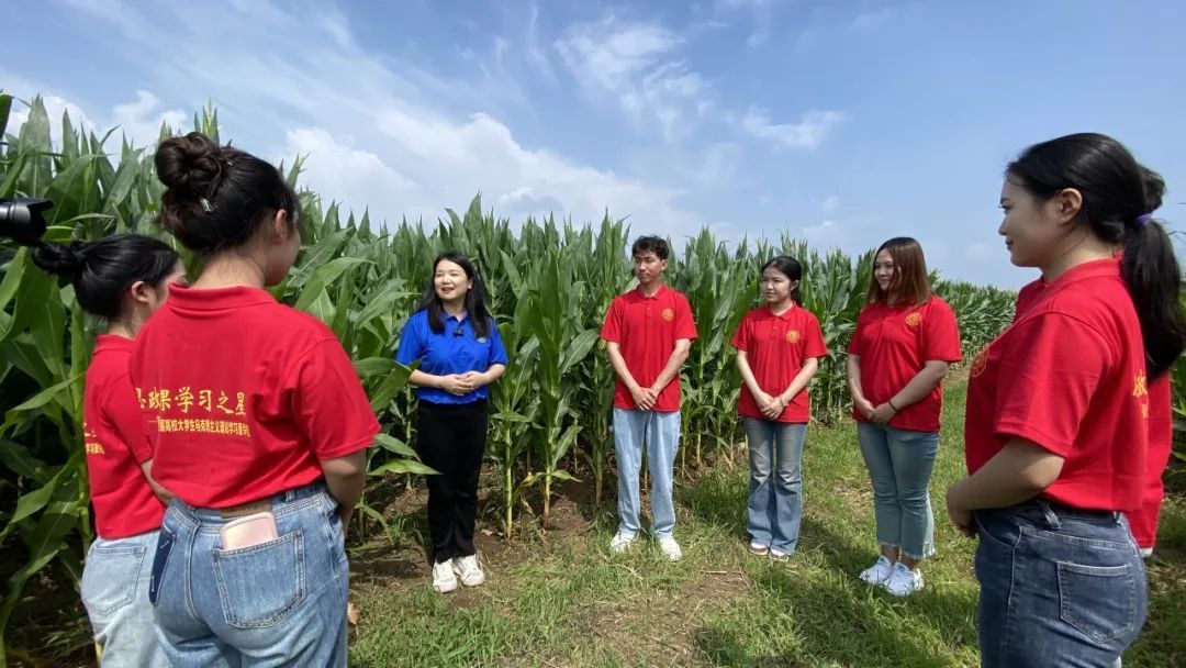 吉林大学生态主题夏令营营员学生在聆听思政课教师讲述“梨树模式”在保护黑土地方面的作用机理和推广应用。