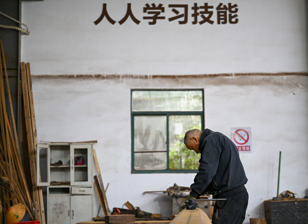 11月22日，在“古建共富工坊”，木工师傅在给木材划线。