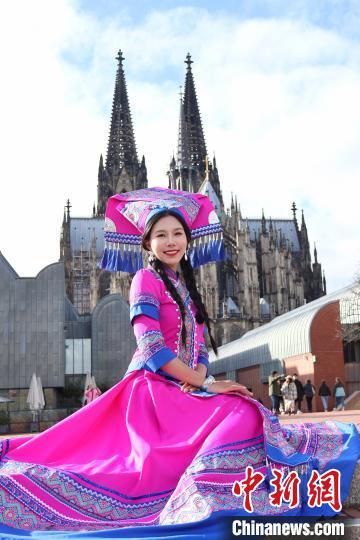 当地时间2月23日，杨月穿着壮族服饰亮相德国科隆。(受访者供图)