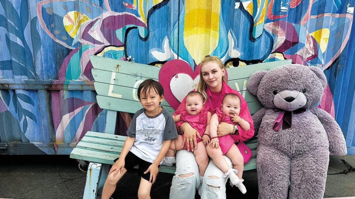 娜塔利亚·莫伊塞耶娃和三个孩子在江苏宜兴。