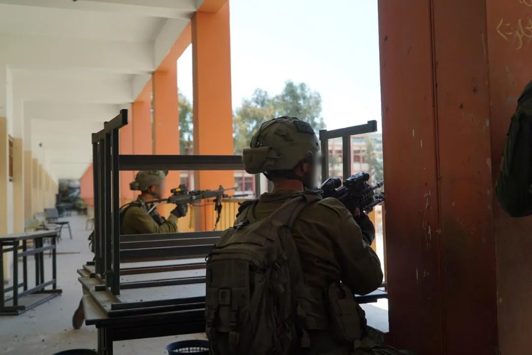 以色列国防军4月25日发布的照片显示，以军地面部队在加沙地带中部开展军事行动。图源：新华社