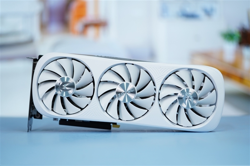 超静音的白色显卡!索泰RTX 4070 Ti SUPER TRINITY OC月白评测: 罕见高频率