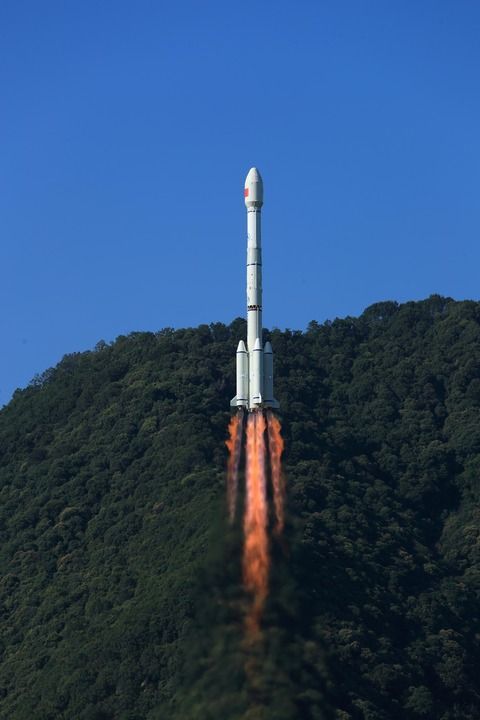 2024年9月19日9时14分，我国在西昌卫星发射中心用长征三号乙运载火箭与远征一号上面级，成功发射第59、60颗北斗导航卫星。新华社发（杨志远 摄）