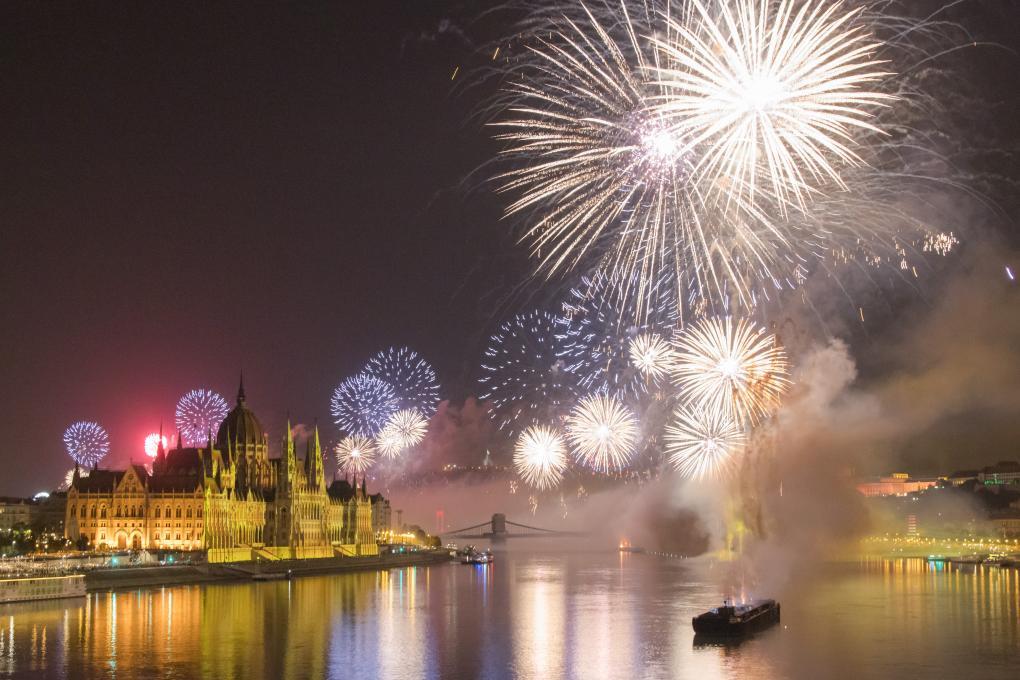 2022年8月27日，烟花在布达佩斯的多瑙河上空绽放。