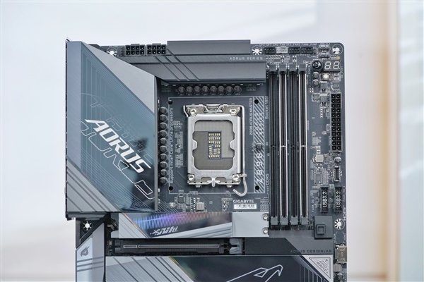 撑捏9500+内存！技嘉Z890 AORUS MASTER超等雕主板图赏