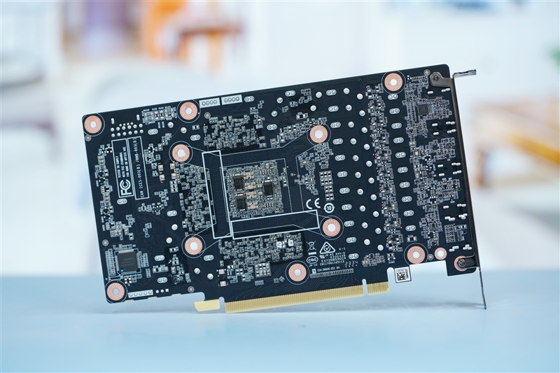 超静音的白色显卡!索泰RTX 4070 Ti SUPER TRINITY OC月白评测: 罕见高频率