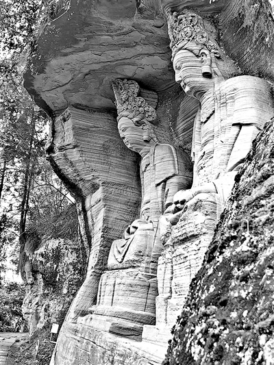 茗山寺北宋摩崖造像风化令人印象深刻