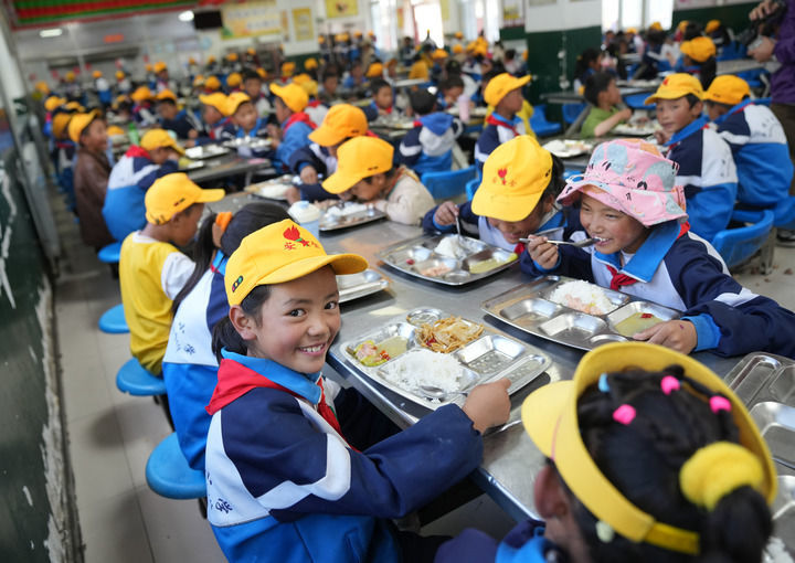 西藏林芝市工布江达县娘蒲乡中心小学学生在食堂用餐（2024年9月3日摄）。新华社记者 晋美多吉 摄