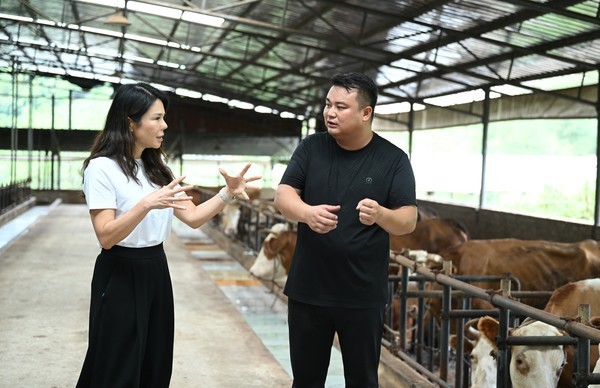 来自贵州省铜仁市石阡县的娄正超（图右）是“富民车间”项目的受益人之一