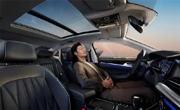 18.83万起!帕萨特新增车型出众款380TSI上市:标配2.0T高功率发动机