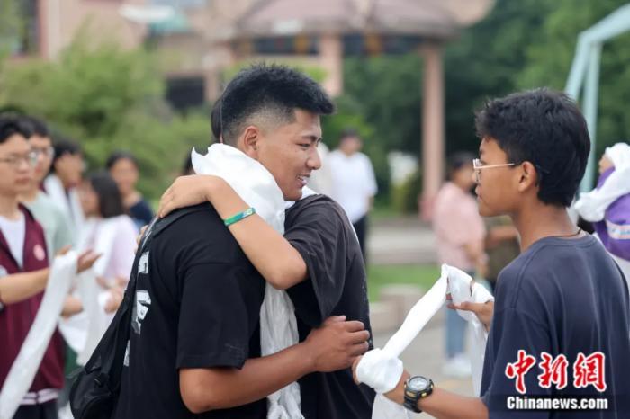 2022年6月，江苏省南通市，南通西藏民族中学高三毕业生在离别前与校友告别。徐培钦 摄