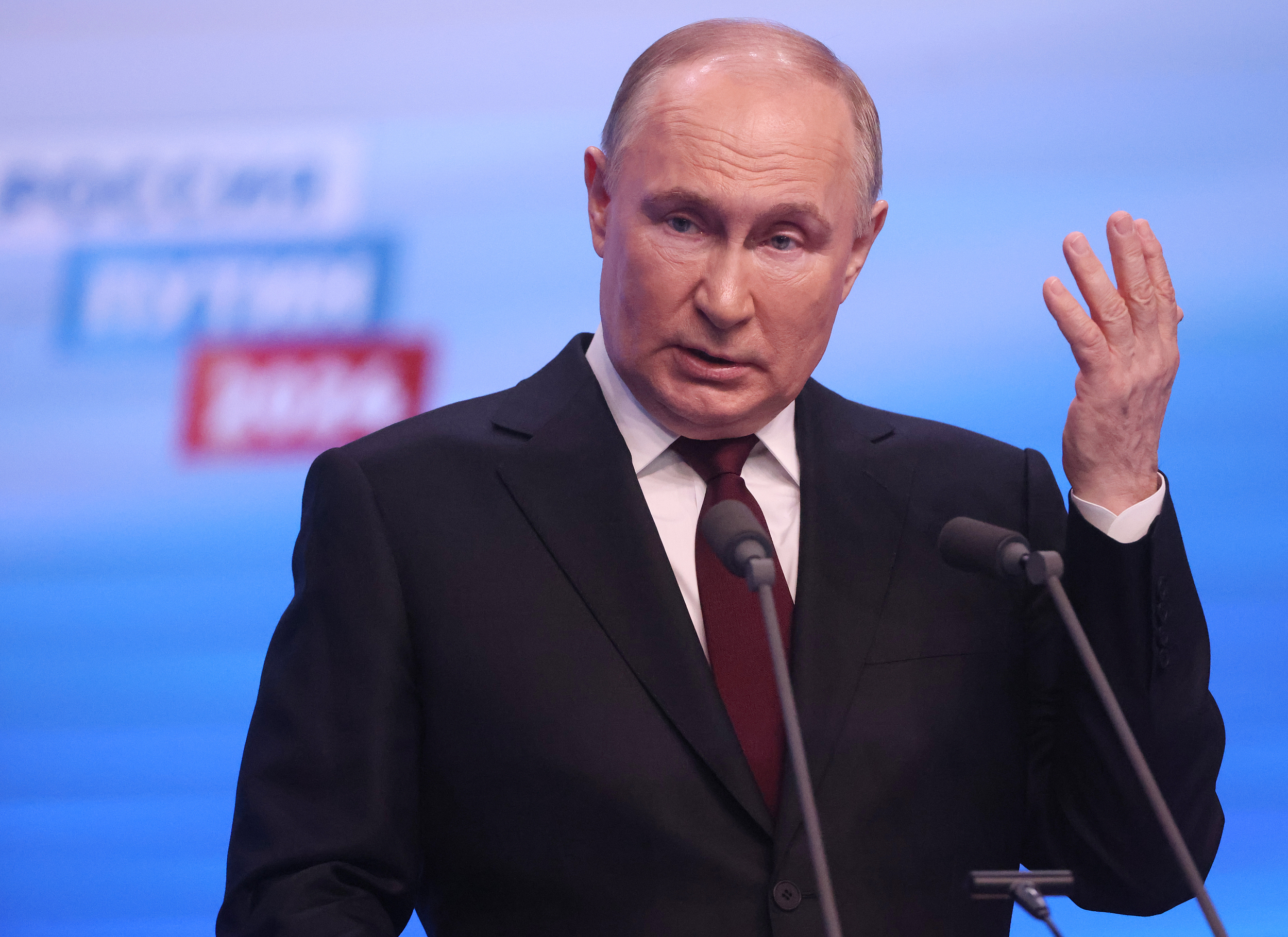 普京获近9成选票，胜选后抨击美式民主