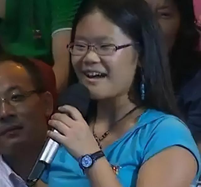 毕福剑27岁女儿毕凌罕晒素颜照，瘦了一圈显秀气，造型越来越淑女 - 小轻秀场