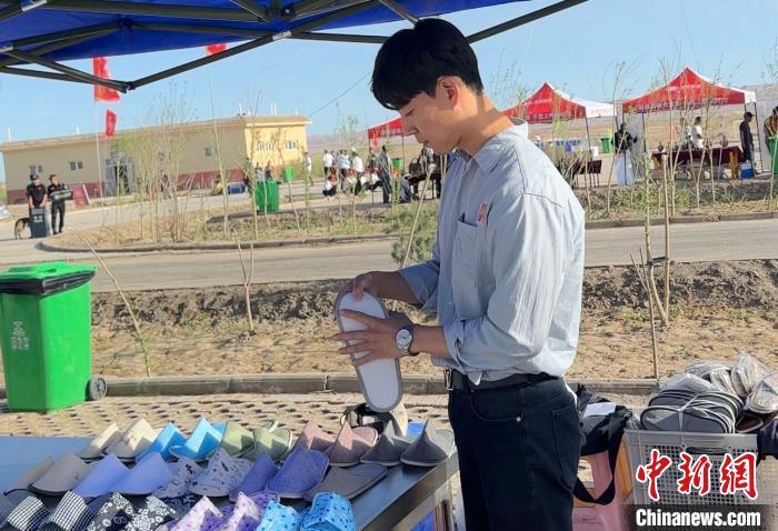 李殷澈在喀什推介其工厂生产的一次性拖鞋。受访者供图