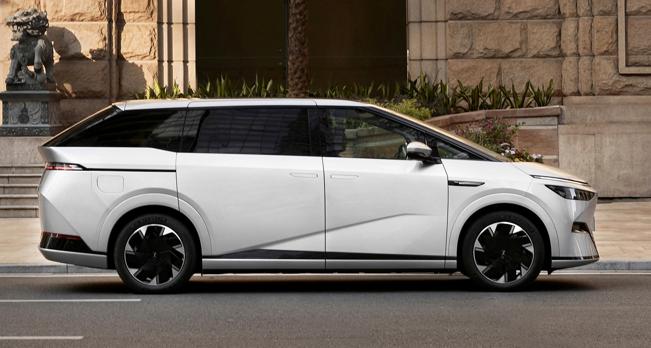 小鹏 X9 侧面 | 小鹏