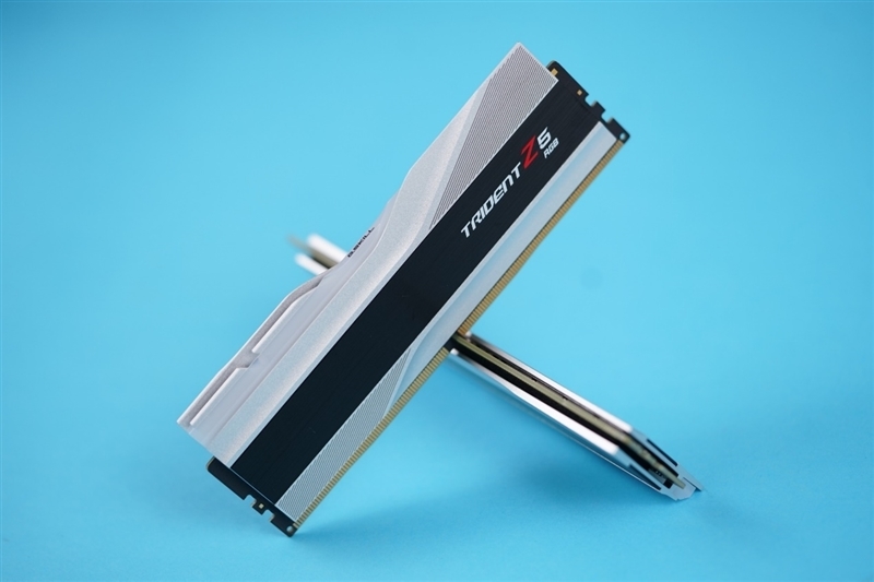 主流平台最强生产力工具!锐龙9 9950X/9900X首发评测:比i9-14900KS强13.9%