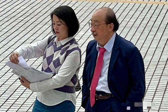 台立法机构民进党党团总召柯建铭(右)和干事长吴思瑶(左)