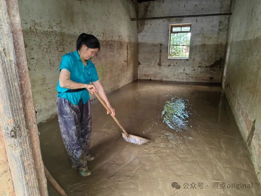 村民正在给蚕室清淤。郑子愚摄