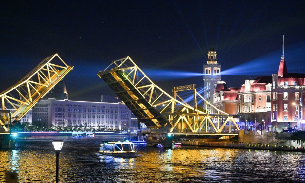 海河游船通过开启的天津解放桥。