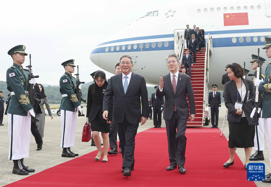 国务院总理李强5月26日上午乘包机离开北京，赴韩国出席第九次中日韩领导人会议。当地时间26日中午，李强乘坐包机抵达首尔城南机场。新华社记者 刘卫兵 摄
