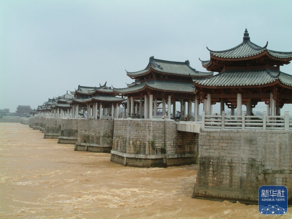 ↑ 这是2007年6月12日拍摄的修复中的广济桥。广济桥位于潮州古城东门外，横跨韩江，始建于南宋乾道7年（公元1171年），全长518米，是与赵州桥、洛阳桥、卢沟桥齐名的中国四大古桥之一，被誉为“世界上最早的启闭式桥梁”。新华社发（林军强摄）